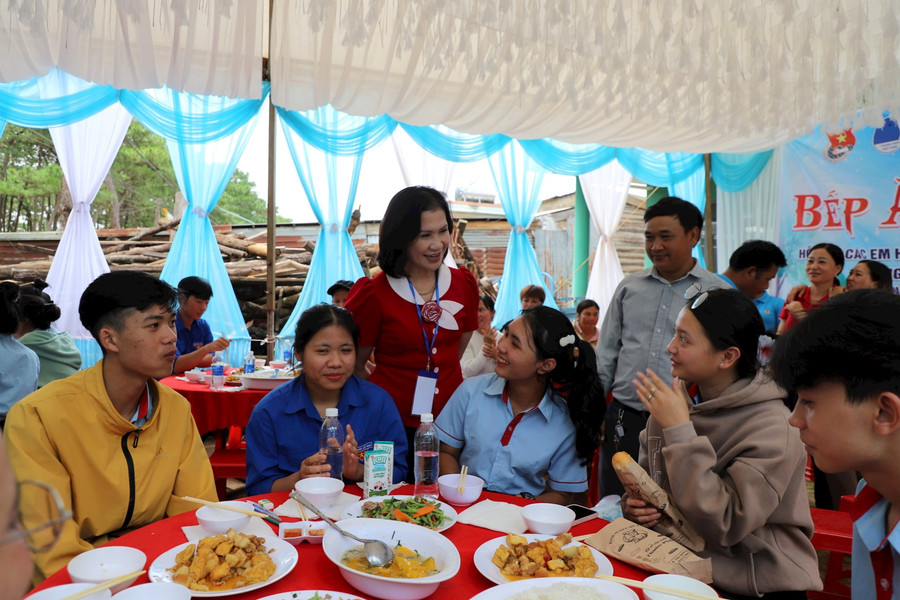 Đắk Nông: Làm bài thi xong, thí sinh bất ngờ được mời... ăn cỗ
