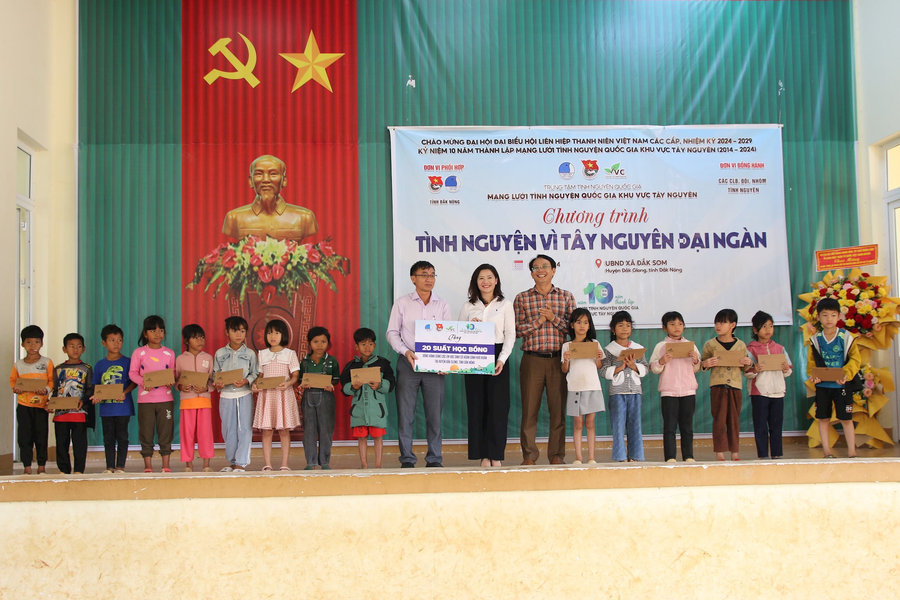 Tặng 300 suất quà cho trẻ em nghèo vùng sâu Đắk Nông