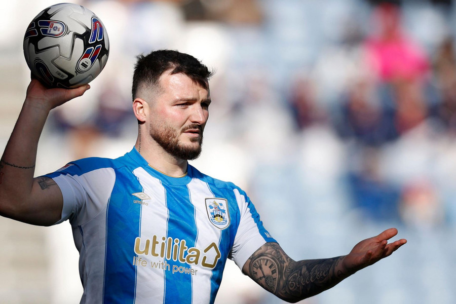 Salford City ký thành công cựu hậu vệ phải của Stoke, Tom Edwards