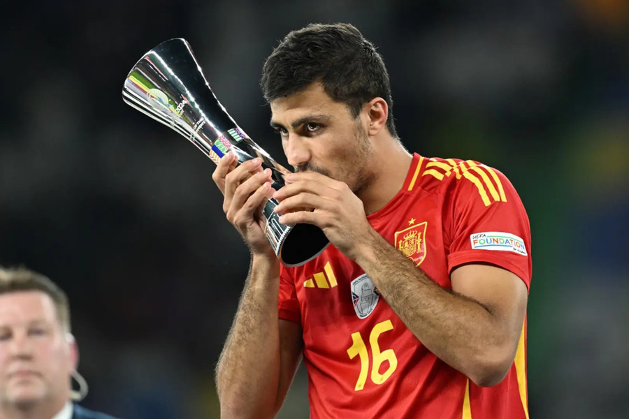 Chuyển nhượng tối 18/7: Real chiêu mộ Rodri thay Tony Kroos, Alexander-Arnold giá tới 80 triệu euro