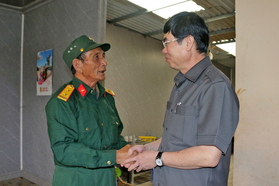 Phó Bí thư Thường trực Tỉnh ủy Trần Đình Văn thăm, tặng quà gia đình chính sách tại huyện Lạc Dương