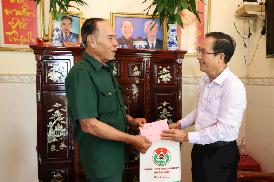 Bí thư Đảng ủy Khối CCQ và DN Đắk Nông thăm, tặng quà gia đình chính sách huyện Đắk Glong