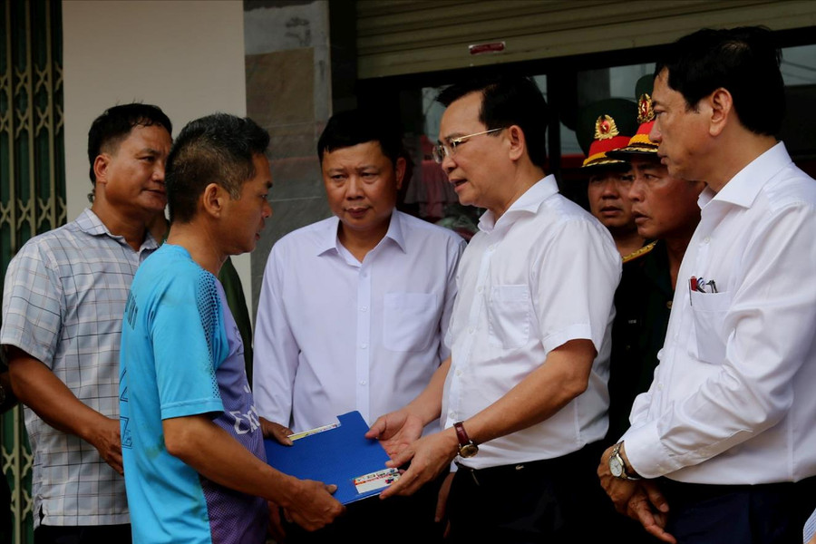 Chủ tịch UBND tỉnh Đắk Nông Hồ Văn Mười kiểm tra hiện trường vụ tai nạn giao thông nghiêm trọng trên đường Hồ Chí Minh