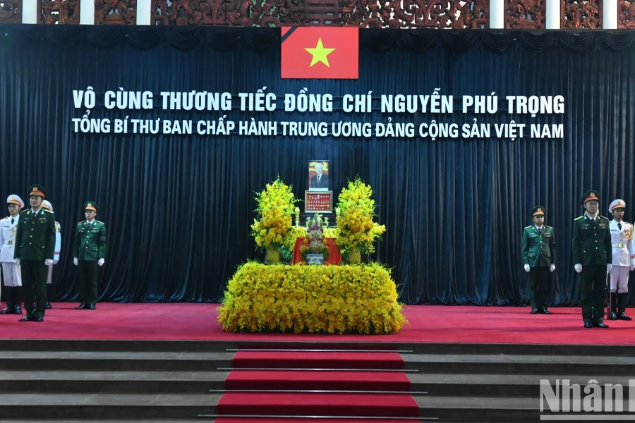 Hàng nghìn đoàn của lãnh đạo các cấp và nhân dân cả nước, kiều bào và bạn bè quốc tế viếng Tổng Bí thư