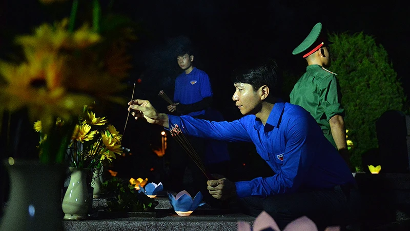 Thắp nến tri ân các Anh hùng liệt sĩ và Tổng Bí thư Nguyễn Phú Trọng
