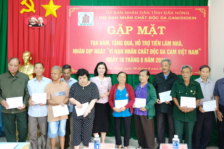 Đắk Nông gặp mặt, tặng quà nạn nhân chất độc da cam