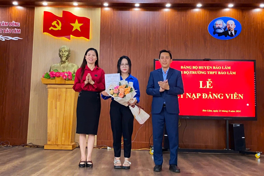 Học sinh thứ 3 của Trường THPT Bảo Lâm vinh dự được kết nạp Đảng