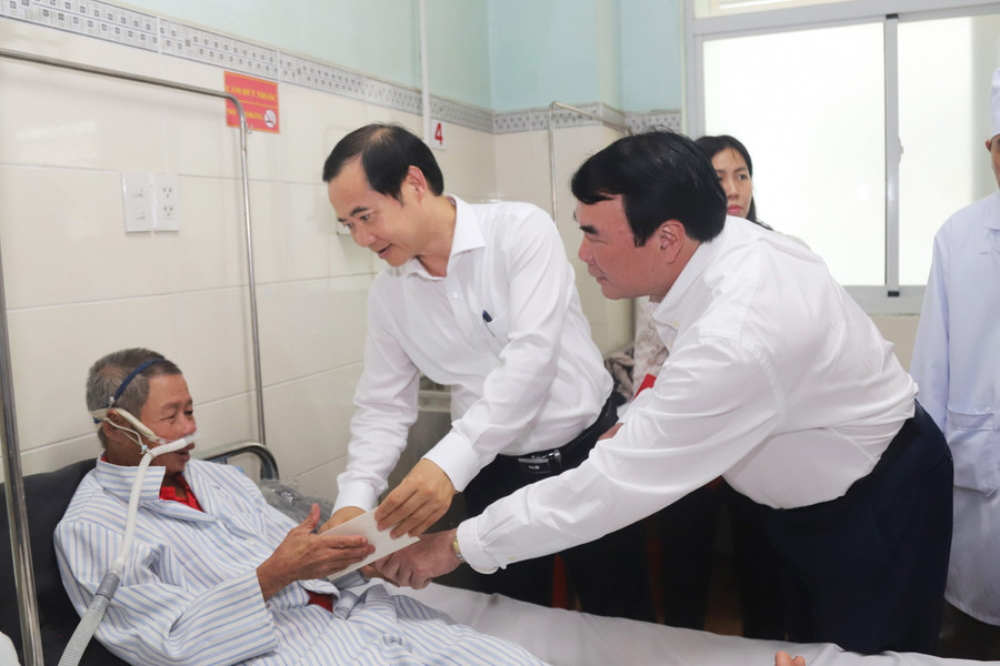 Quyền Bí thư Tỉnh ủy Lâm Đồng Nguyễn Thái Học làm việc với Bệnh viện II Lâm Đồng
