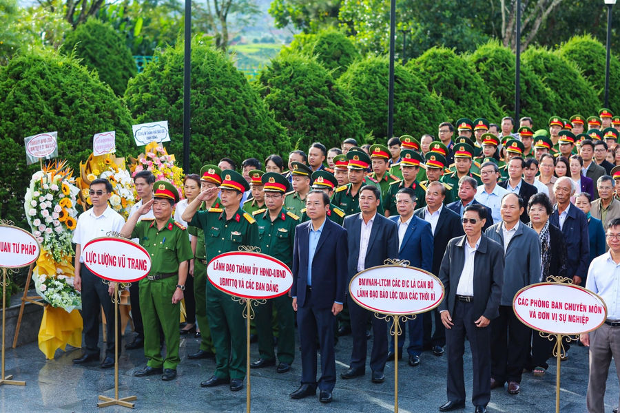 Lãnh đạo TP Bảo Lộc viếng Nghĩa trang Liệt sĩ nhân kỷ niệm 79 năm Cách mạng Tháng Tám và Quốc khánh 2/9