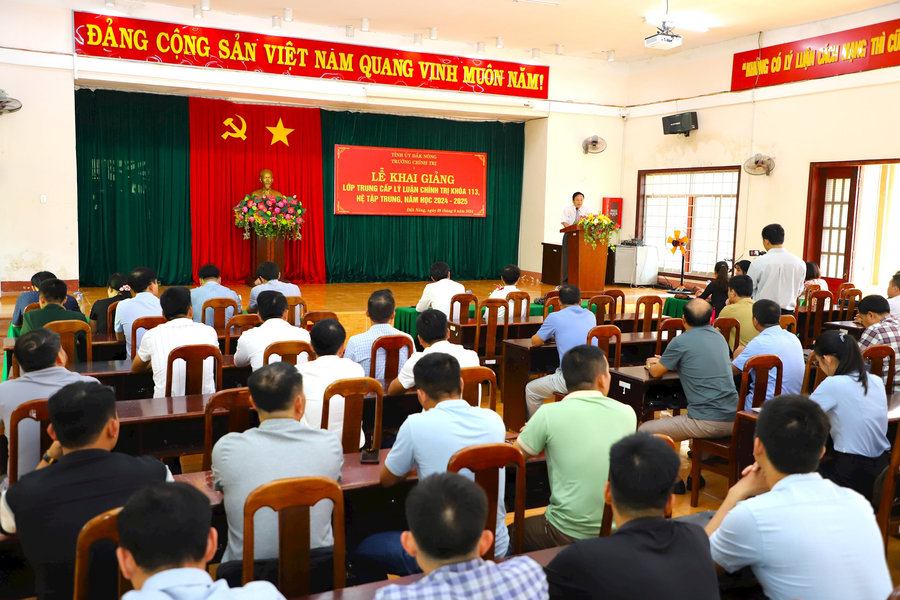 50 cán bộ, công chức, viên chức tham gia lớp Trung cấp lý luận chính trị khóa 113