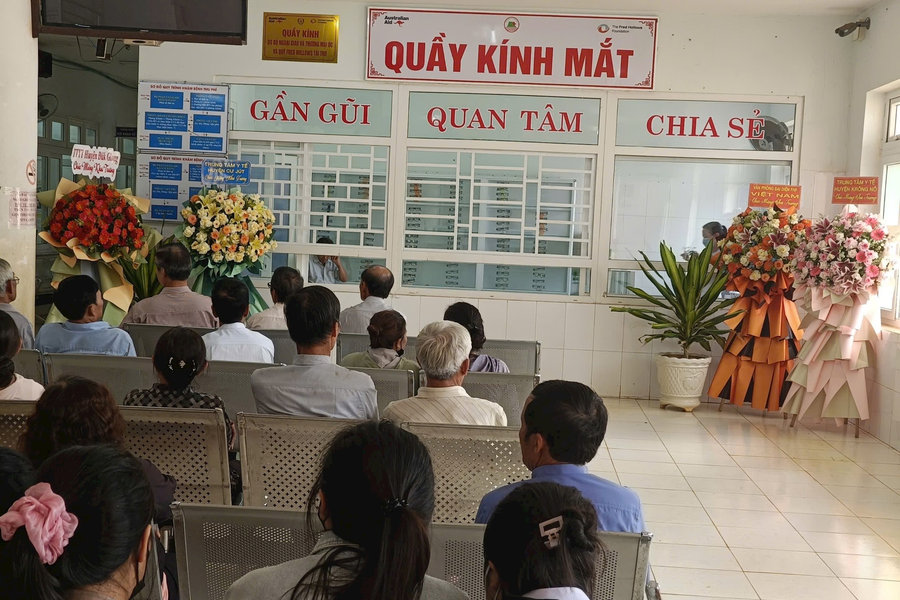 Quầy kính mắt phục vụ Nhân dân tại Trung tâm Y tế huyện Đắk Mil