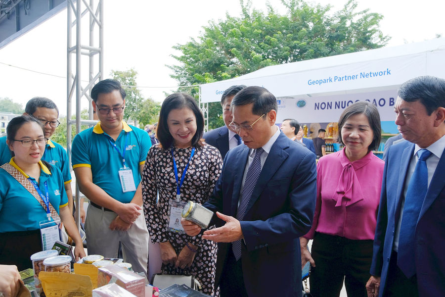 Phó Thủ tướng Chính phủ Bùi Thanh Sơn tham quan gian hàng của Đắk Nông trưng bày tại Hội nghị APGN 8