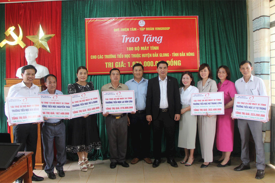 Đắk Nông trao tặng 180 bộ máy tính cho trường học huyện Đắk Glong