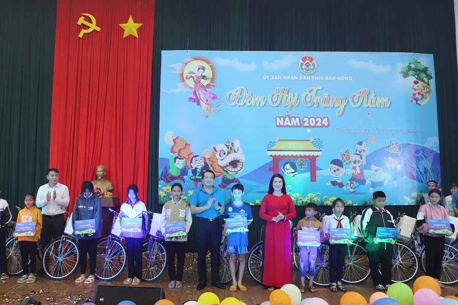 Hàng trăm thiếu nhi Đắk Nông phá cỗ Đêm hội Trăng Rằm