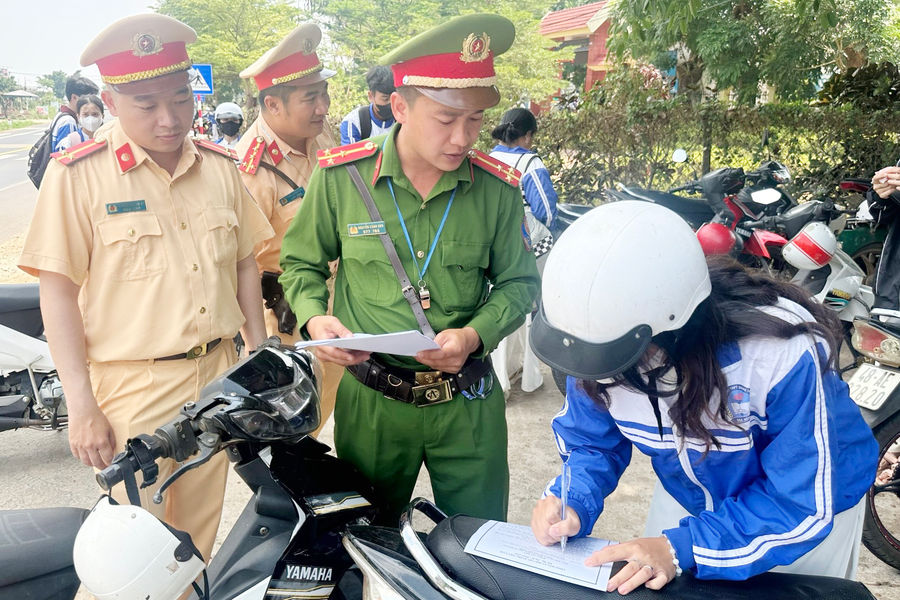 Ngăn học sinh đi xe phân khối lớn tới trường: Không chỉ dừng lại ở cam kết