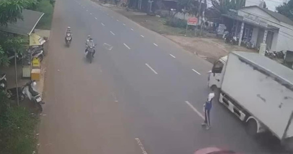 Video: Nam sinh đi bộ ngang qua QL27 ở Đắk Lắk bị ô tô tông tử vong tại chỗ