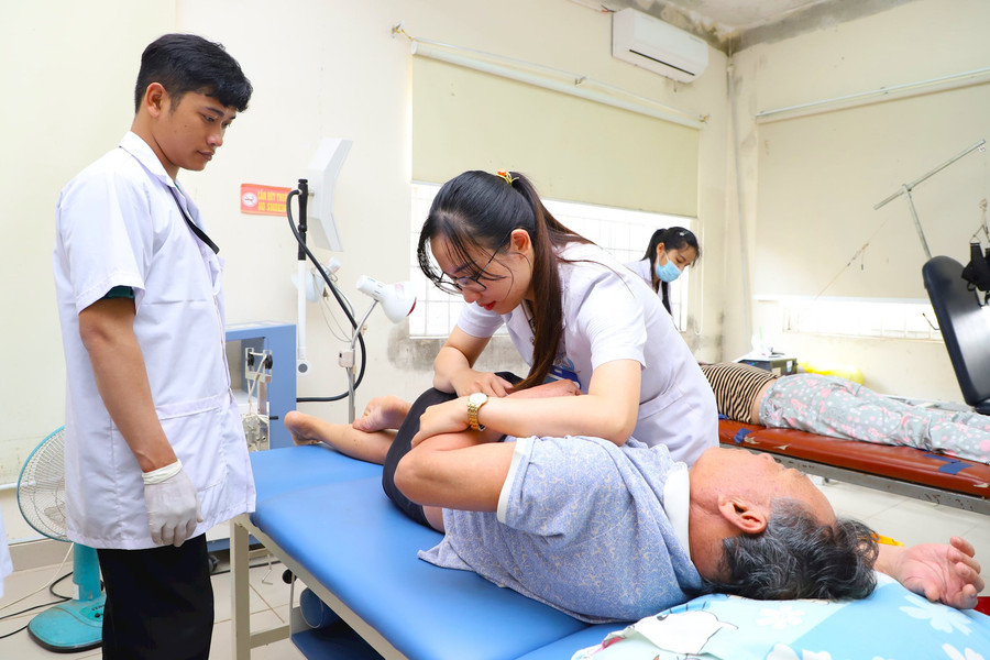 Nữ bác sĩ trẻ hết lòng vì bệnh nhân