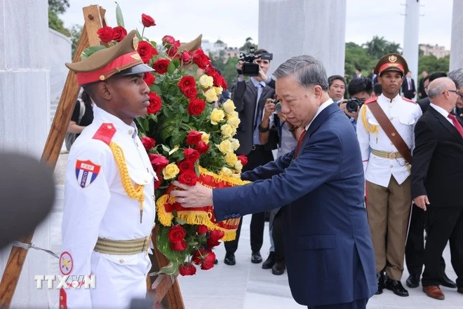 Tổng Bí thư, Chủ tịch nước đặt hoa tại Đài tưởng niệm Anh hùng dân tộc Marti