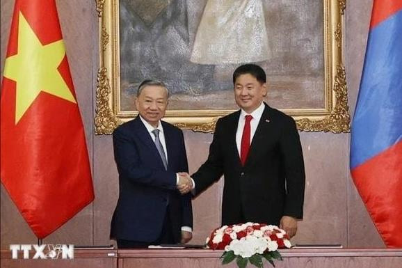 Hai nhà lãnh đạo Việt Nam và Mông Cổ chứng kiến Lễ ký các văn kiện hợp tác