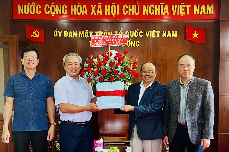 Phó Chủ tịch Thường trực Ủy ban MTTQ Việt Nam tỉnh thăm, chúc mừng Ban Đại diện Hội Người cao tuổi