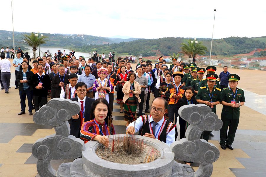 Đoàn đại biểu Đại hội các dân tộc thiểu số tỉnh Đắk Nông báo công tại Tượng đài N’Trang Lơng