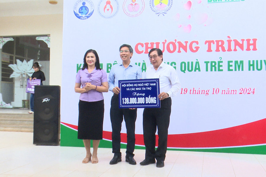 Trao tặng 80 triệu đồng và 2000 suất quà cho 2 huyện Cư Jút và Krông Nô