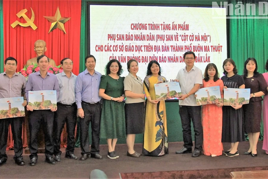 Lan tỏa tình yêu Thủ đô trong giới trẻ ở Đắk Lắk thông qua phụ san đặc biệt Báo Nhân Dân về Cột cờ Hà Nội