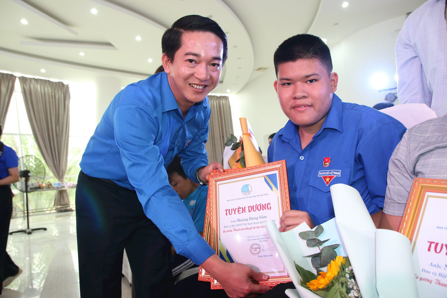 Thanh niên khuyết tật Đắk Nông tỏa sáng nghị lực Việt