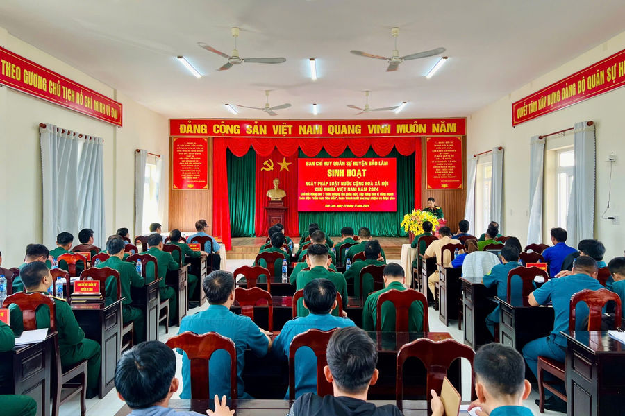 Sinh hoạt Ngày Pháp luật Việt Nam trong lực lượng vũ trang