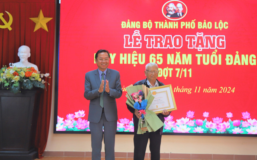 Bảo Lộc: Trao Huy hiệu Đảng đợt 7/11 cho 45 đảng viên