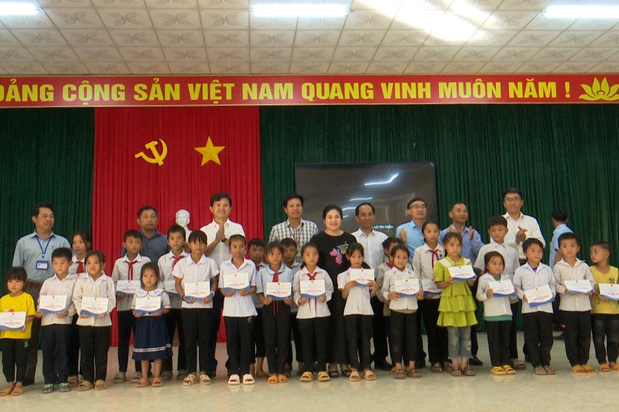 Trao 150 suất học bổng cho trẻ em nghèo Đắk Nông