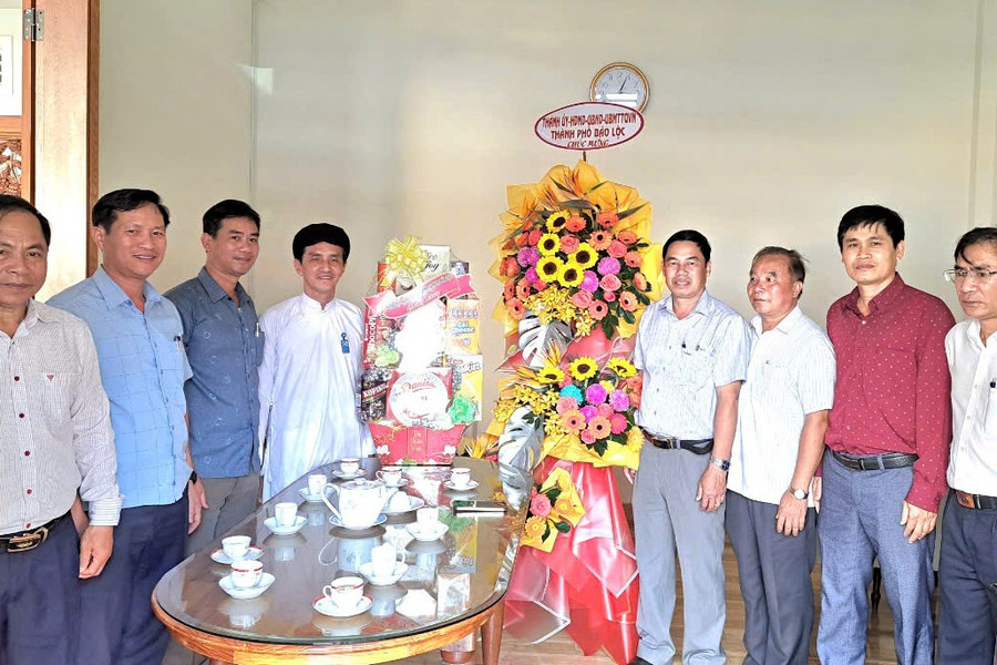 Lãnh đạo TP Bảo Lộc thăm, chúc mừng Họ đạo Cao Đài nhân Đại lễ 100 năm khai đạo