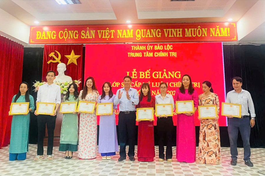 Bảo Lộc: Bế giảng, trao bằng Sơ cấp lý luận chính trị khóa 2 cho 113 học viên