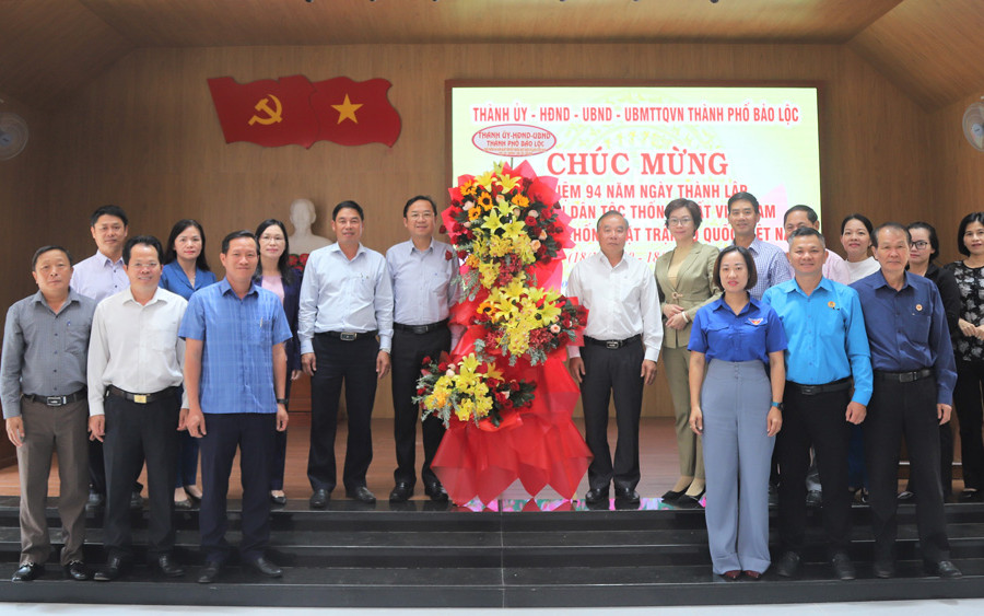 Thường trực Thành ủy Bảo Lộc thăm, chúc mừng Mặt trận Tổ quốc và các đoàn thể thành phố