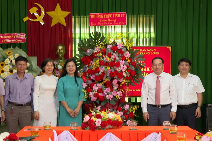 Đồng chí Hồ Xuân Trường thăm, chúc mừng các cơ sở giáo dục