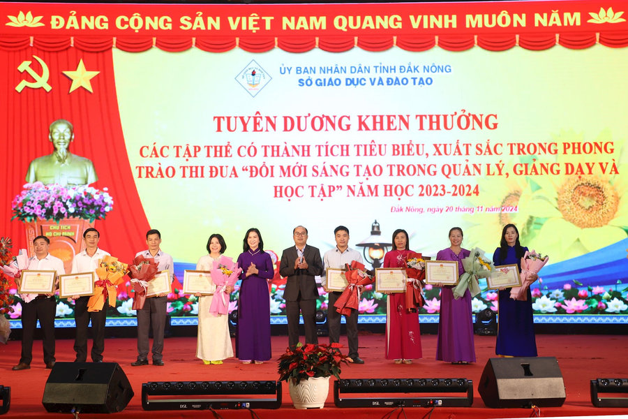 Tặng bằng khen cho 20 tập thể, cá nhân ngành Giáo dục Đắk Nông
