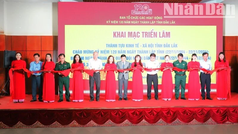 Triển lãm “Thành tựu kinh tế-xã hội chào mừng kỷ niệm 120 năm Ngày thành lập tỉnh Đắk Lắk"