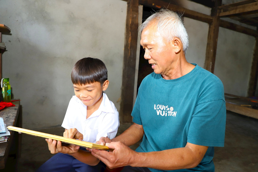 Người cựu chiến binh nghèo và gánh nặng 2 cháu mồ côi