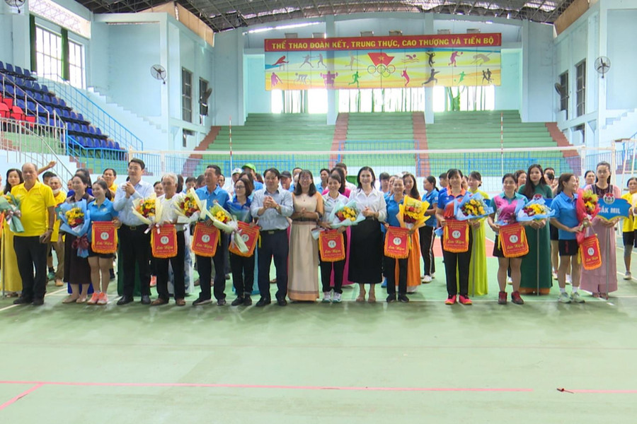 Khai mạc giải bóng chuyền hơi trung cao tuổi