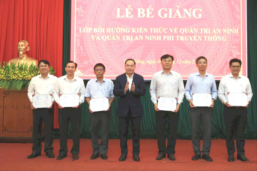 Đồng chí Hồ Xuân Trường dự bế giảng lớp bồi dưỡng kiến thức quản trị an ninh