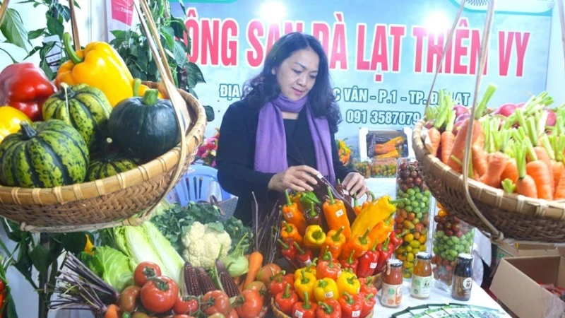 Hấp dẫn sản phẩm “kết tinh từ đất lành” tại phiên chợ rau-hoa Đà Lạt