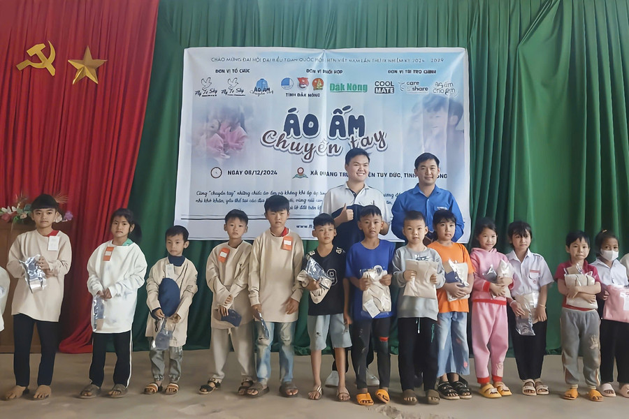 Chương trình "Áo ấm chuyền tay" tại huyện biên giới Đắk Nông