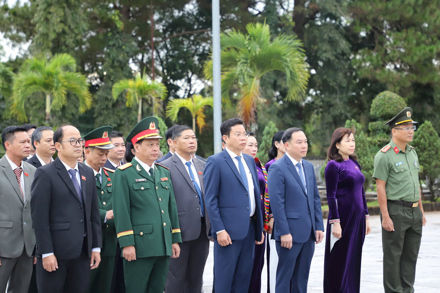 Đoàn đại biểu HĐND tỉnh Đắk Nông viếng các anh hùng, liệt sĩ