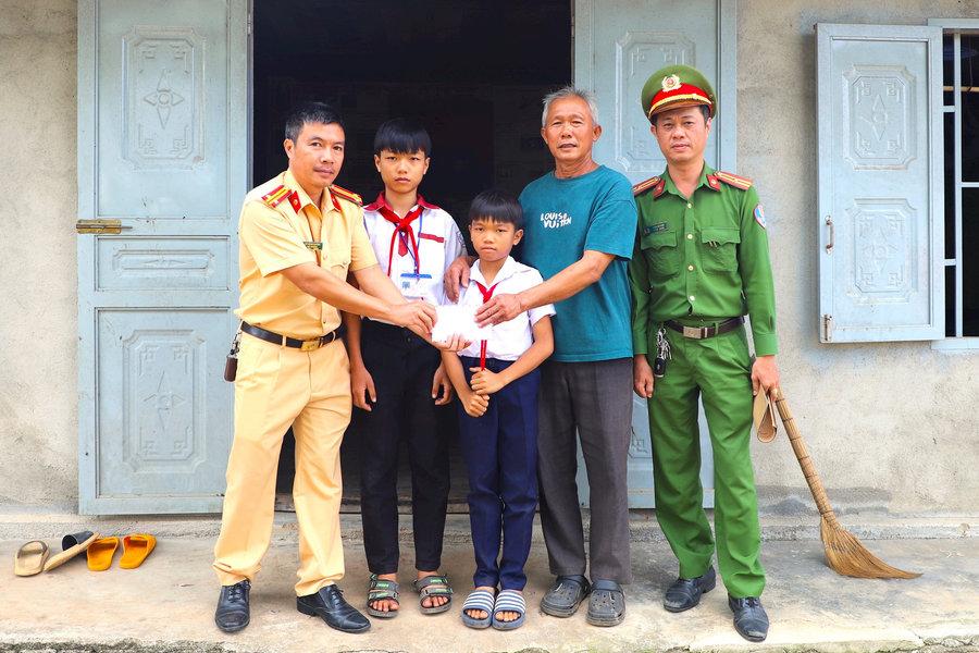 Công an huyện Cư Jút nhận đỡ đầu em Lý Gia Nhật