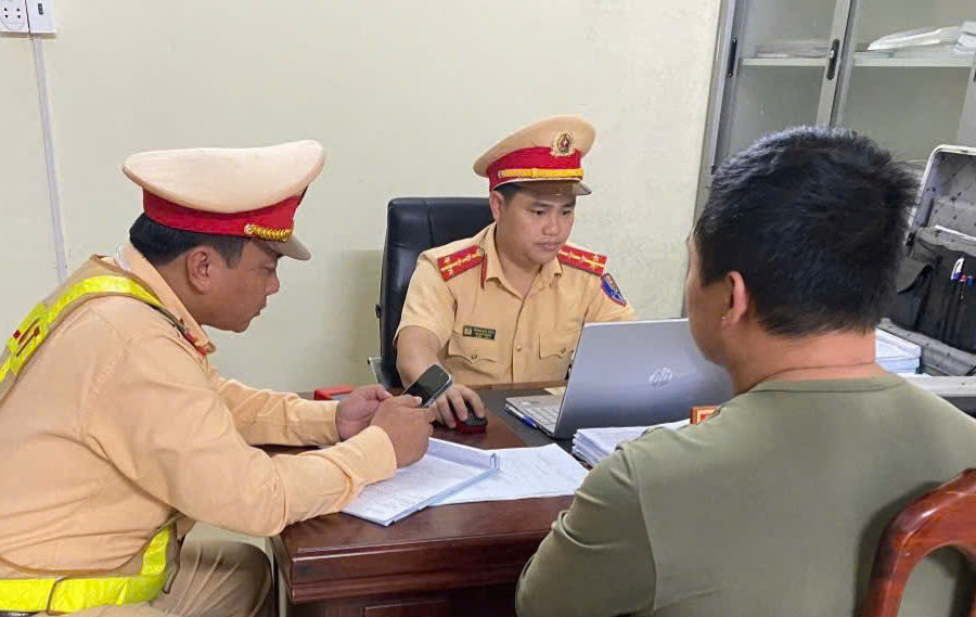 Nhiều tài xế đến CSGT Đắk Nông nhận lỗi dùng điện thoại khi lái xe
