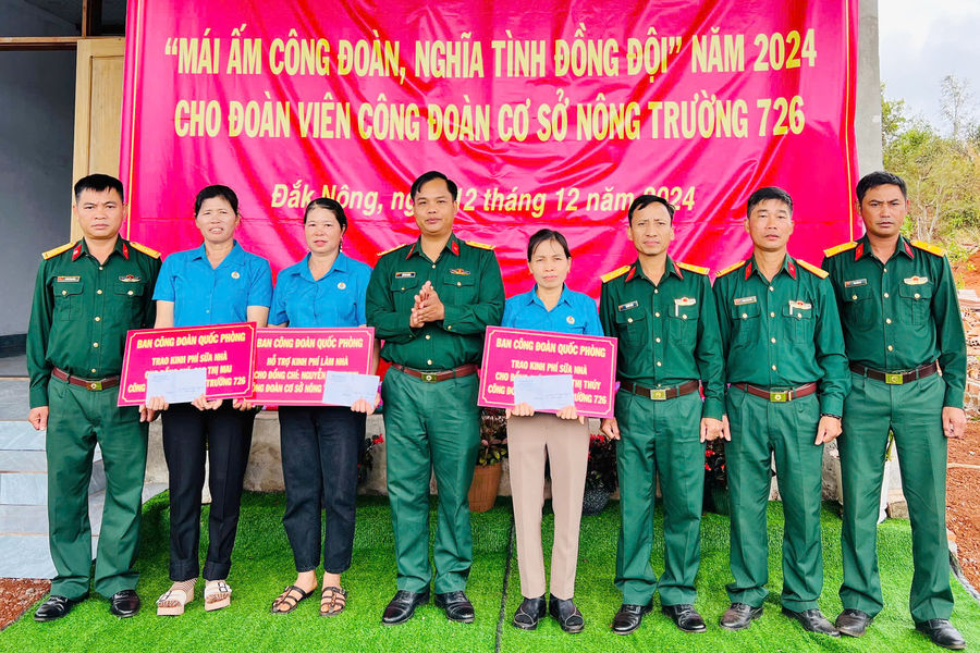 Trung đoàn 726 nâng bước người dân vùng biên vượt khó
