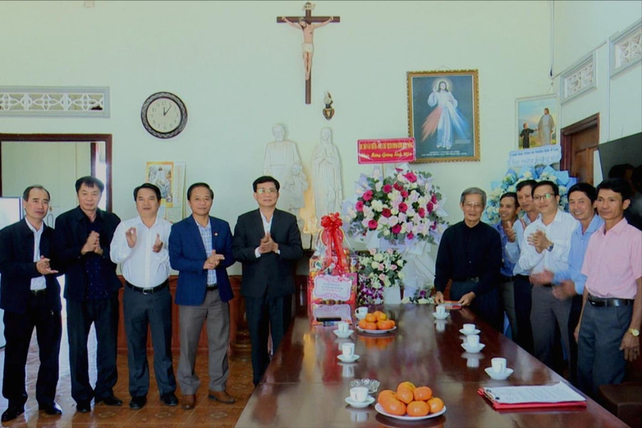 Chủ tịch UBND tỉnh Đắk Nông Hồ Văn Mười chúc mừng Giáng sinh Giáo xứ Nhân Cơ