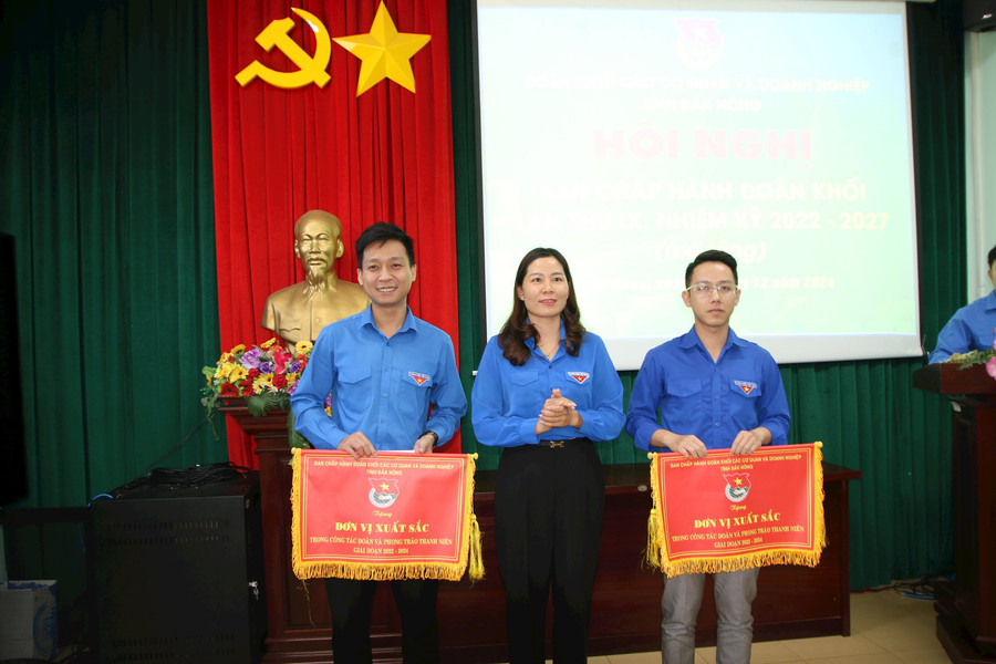 Đoàn Khối Đắk Nông thăm, tặng hơn 1000 suất quà cho người dân khó khăn