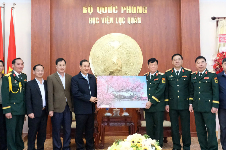 Quyền Bí thư Tỉnh uỷ Lâm Đồng thăm, chúc mừng Học viện Lục quân nhân kỷ niệm 80 năm Ngày thành lập Quân đội Nhân dân Việt Nam