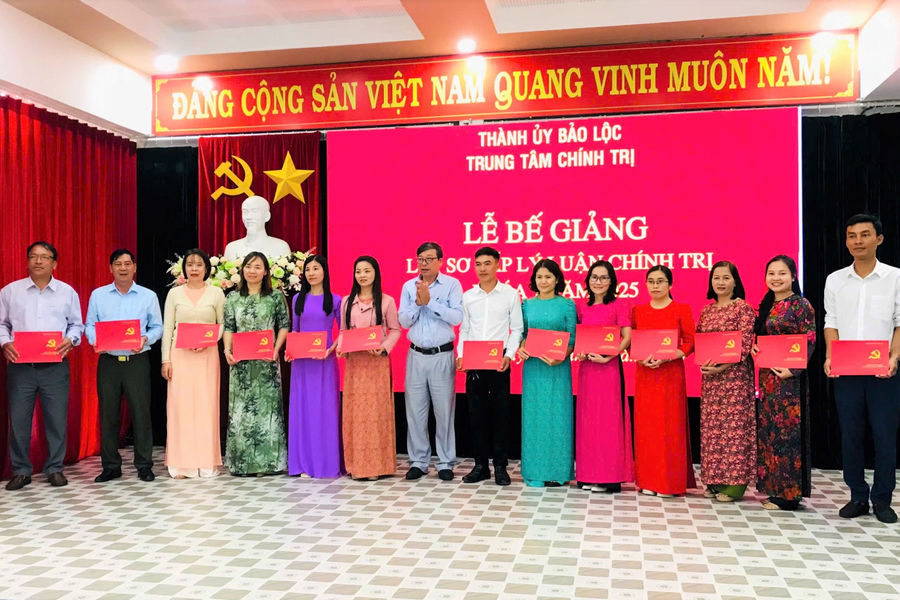 Bảo Lộc: Bế giảng, trao bằng tốt nghiệp lớp Sơ cấp lý luận chính trị cho 117 học viên